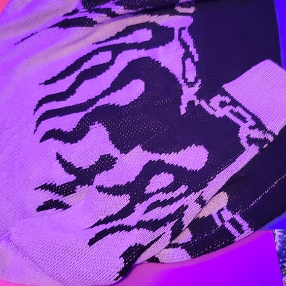 Flame designed sweater - Picture 2 of 3